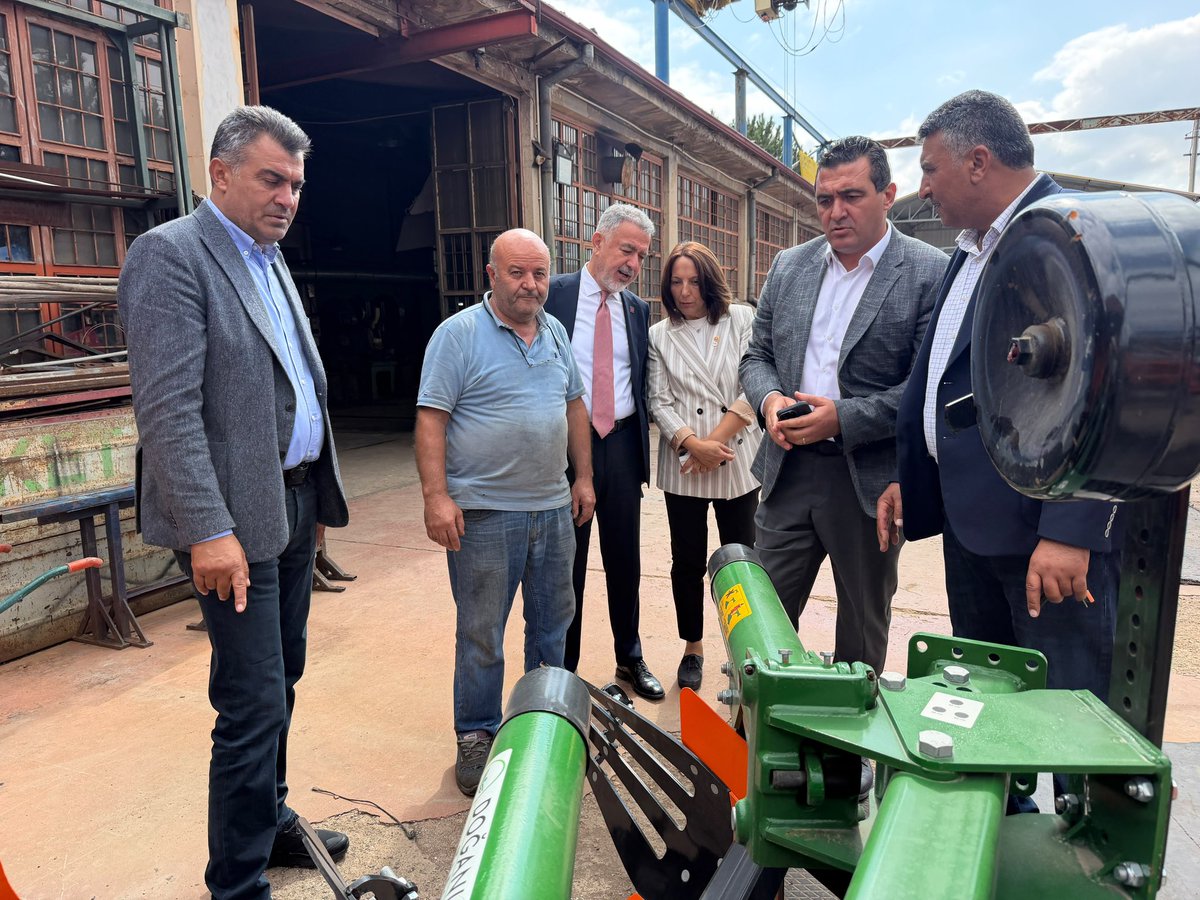 ulasskarasu's tweet photo. 📍 4 Eylül Sanayi Sitesi’ndeyiz!

Muğla Milletvekilimiz Cumhur Uzun, Ankara Milletvekilimiz Aliye Timisi Ersever, İl Başkanımız Yılmaz Coşkun, Merkez İlçe Başkanımız Ergüder Sümbüloğlu, Hafik İlçe Başkanımız Niyazi Güngör, İl Genel Meclis Üyemiz Kemal Güngör, yöneticilerimiz, gençlik kollarımız ve örgütümüzle 4 Eylül Sanayi Sitesi’nde esnafımızla ve emekçi kardeşlerimizle buluştuk.

Tezgâhın başında üreten, istihdam yaratan, alın teriyle Sivas ekonomisini ayakta tutan esnafımızın sorunlarını ve beklentilerini dinledik. Genel Başkanımız Sayın Özgür Özel’in selamlarını ilettik; esnafımızın selamını, sözünü ve taleplerini de yanımıza aldık.

Biz siyaseti halkın arasında; emeğin, üretimin ve hayatın içinde yapıyoruz. Esnafımızın derdiyle dertleniyor, çözümü birlikte üretiyor, Sivas’tan yükselen bu ortak iradeyle iktidara yürüyoruz.

Başka Bir Türkiye Mümkün!