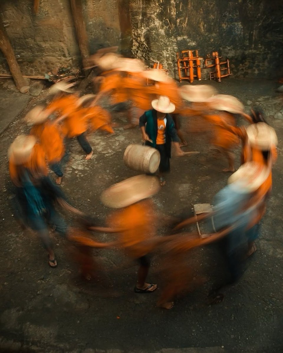 eyeonaxis's tweet photo. Life in motion, one-second exposure from Toraja, Sulawesi Selatan, Indonesia, by Rarindra Prakarsa https://t.co/nh3RkBwpI0