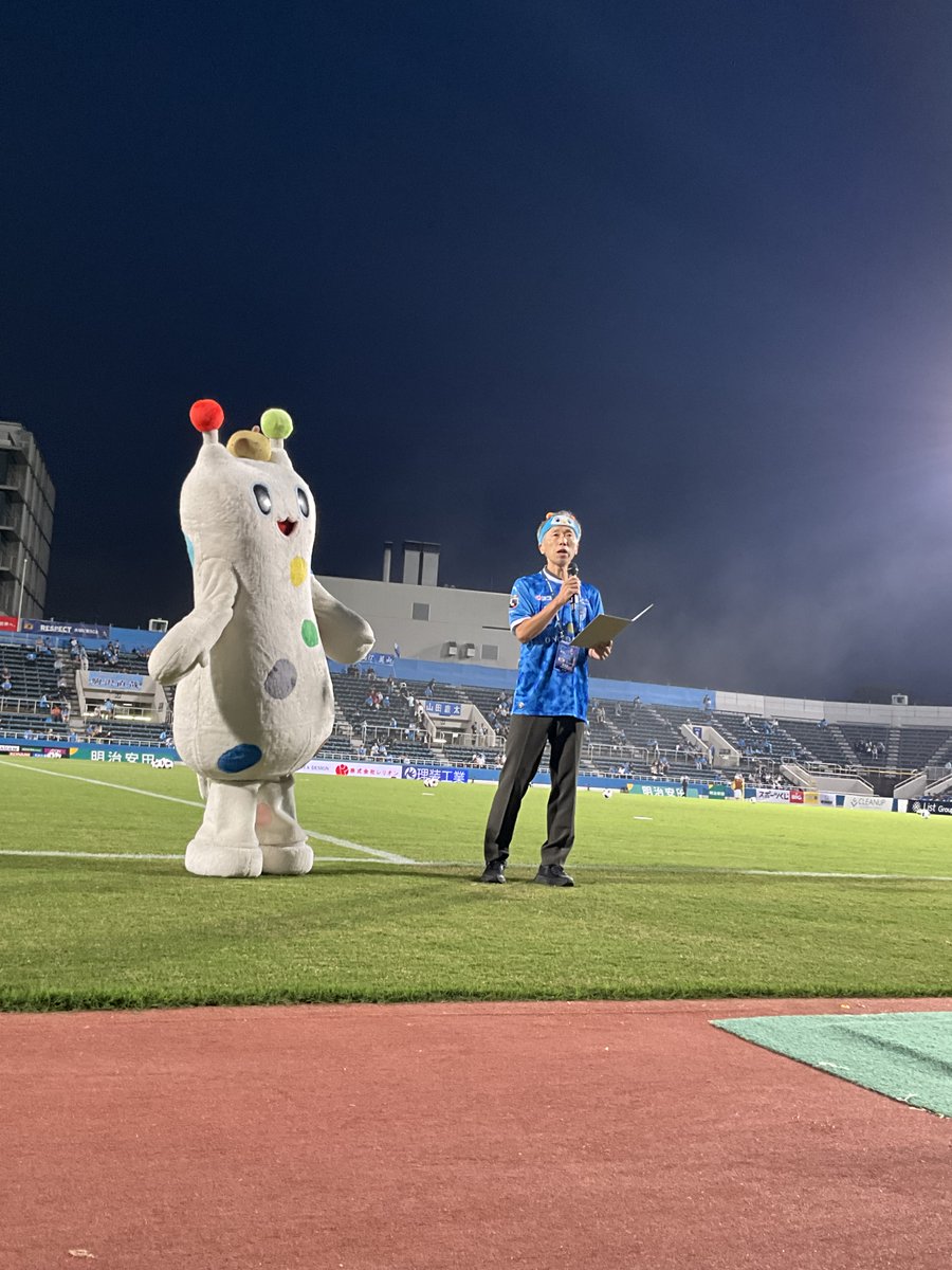 yokohama_ttk's tweet photo. 選手たちがウォーミングアップを開始！⚽

試合前には戸塚区長から
ご挨拶もさせていただきました✨

キックオフに向けて、
サポーターの熱も高まっています🔥

#戸塚区 #とつか区民DAY https://t.co/SBznPe40Lc