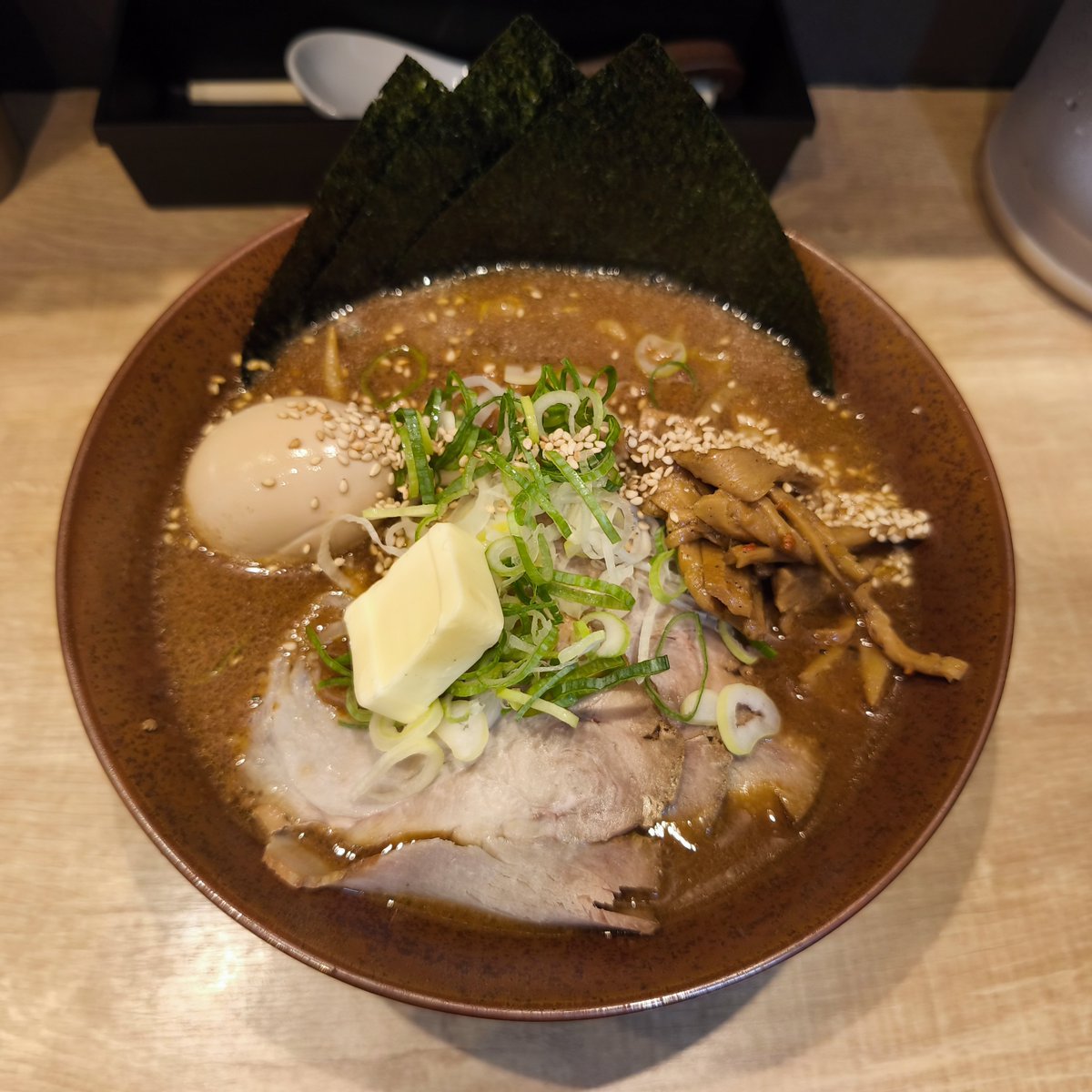 ttk_infomation's tweet photo. 九段下 中路

赤味噌ラーメン 1,450円 バター 100円

やや濃いめなのですが
食べていくほど美味しくなっていく
気がしました😋

バターもバッチリ合って
クオリティのとても高い
味噌ラーメンです👍

050-5589-4062
東京都千代田区九段北1-7-3 
https://t.co/kr35Dsh8h2 https://t.co/BlvnpObxLW