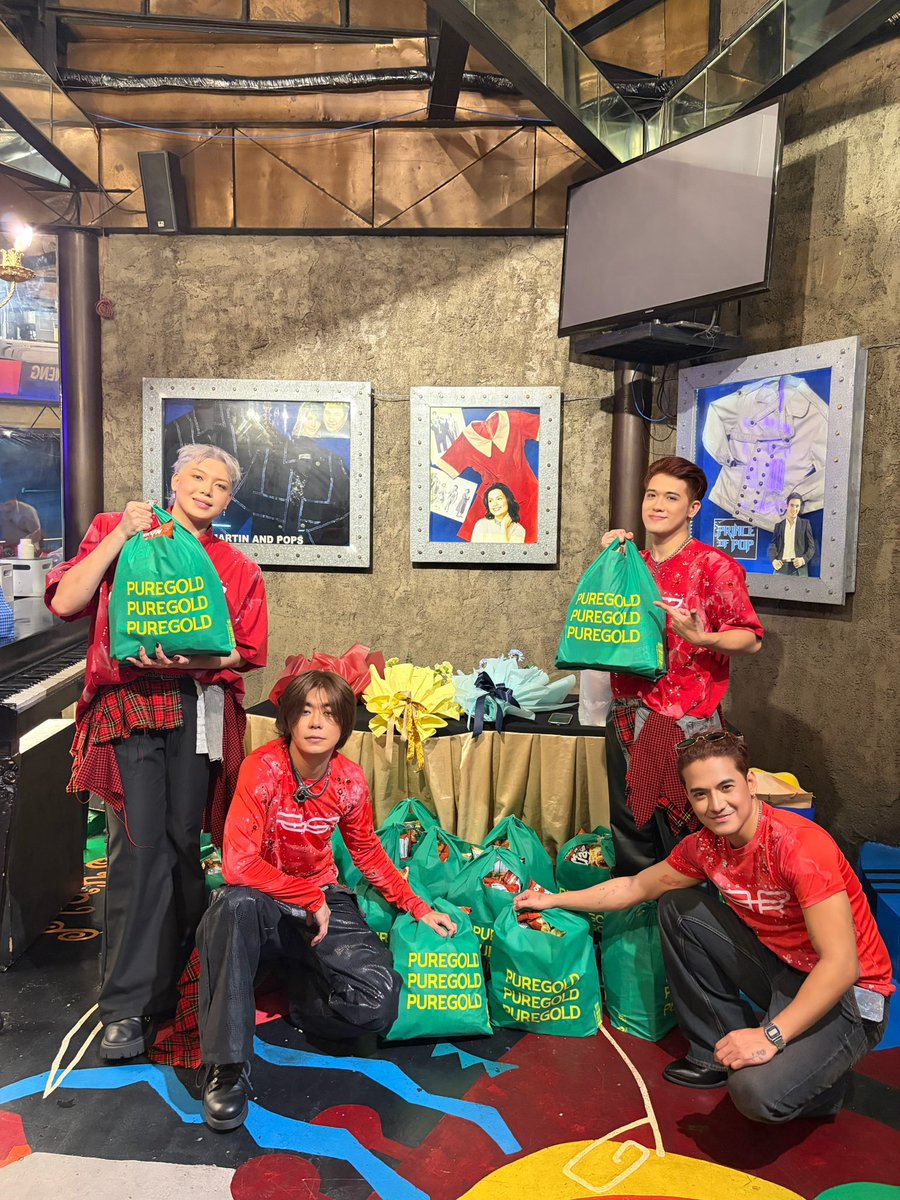 PressHitPlay's tweet photo. Thank you, Ninang @Puregold_PH , for being the major sponsor of Press Hit Play’s LEVEL V: 5th Anniversary Concert! 💛💚

#PressHitPlay #PHPLevelV #LEVELVConcert #PPOP #PHP5thAnniversary https://t.co/hOwpDENh1c