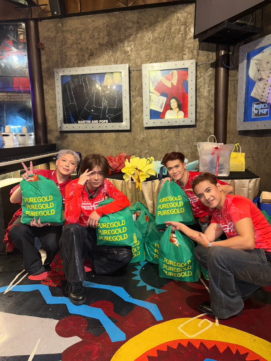 PressHitPlay's tweet photo. Thank you, Ninang @Puregold_PH , for being the major sponsor of Press Hit Play’s LEVEL V: 5th Anniversary Concert! 💛💚

#PressHitPlay #PHPLevelV #LEVELVConcert #PPOP #PHP5thAnniversary https://t.co/hOwpDENh1c