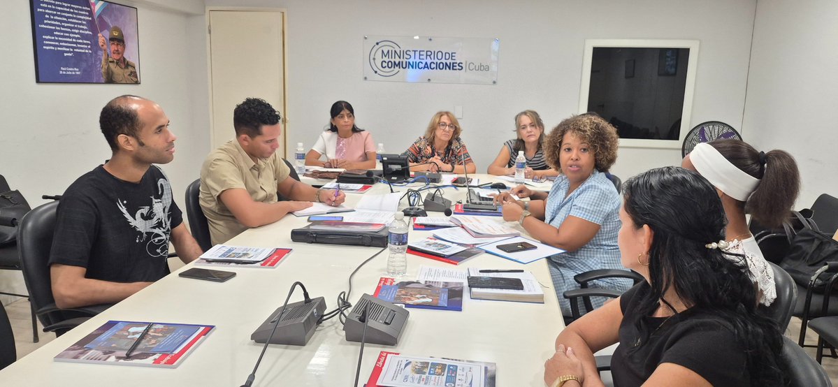 Elecciones_Cuba's tweet photo. #CENCuba/ La familia Electoral cubana cuenta con una fuerza juvenil que en las provincias y municipios del país, aporta con su impronta revolucionaria al perfeccionamiento de @Elecciones_Cuba. Son nuestros #JóvenesPorLaDemocracia https://t.co/vMB2IWJMdl