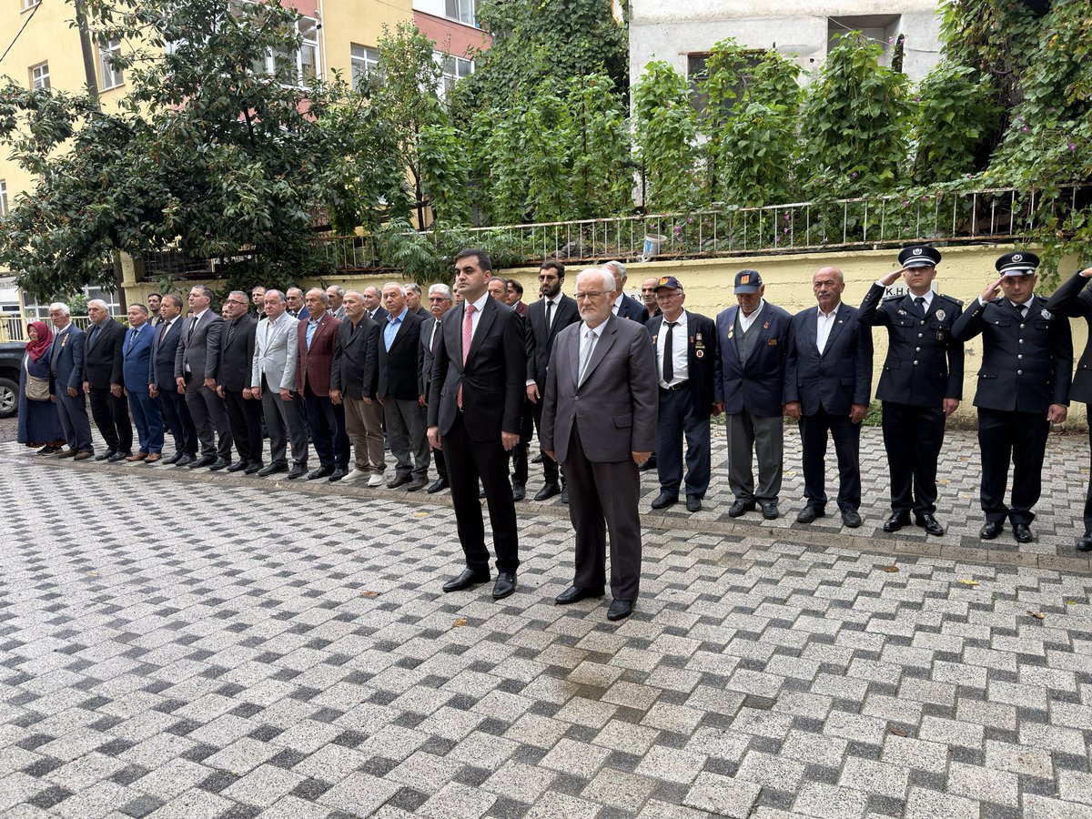 KurtunKy's tweet photo. 19 Eylül Gaziler Günü 🇹🇷

19 Eylül Gaziler Günü dolayısıyla Vali Yardımcısı Kaymakam V. Sayın Hasan Hüseyin Alpaslan, ilçe protokolü ve gazilerimizin katılımıyla Çelenk Sunma ve Tebrikat Töreni gerçekleştirilmiştir.

Atatürk Anıtı’na çelenk sunulmasıyla başlayan tören, saygı duruşu ve İstiklal Marşımızın okunmasının ardından Kaymakamlık makamında tebrikat kabulü ile devam etmiştir. 🤝

Vatanın bağımsızlığı ve bölünmez bütünlüğü uğruna canlarını ortaya koyan tüm gazilerin Gaziler Günü'nü kutlayarak, aziz şehitleri ve ebediyete irtihal eden gazileri rahmet ve minnetle anıyoruz.🇹🇷