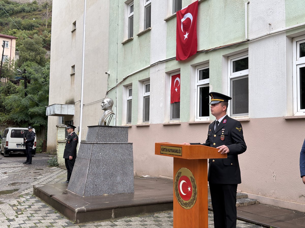 KurtunKy's tweet photo. 19 Eylül Gaziler Günü 🇹🇷

19 Eylül Gaziler Günü dolayısıyla Vali Yardımcısı Kaymakam V. Sayın Hasan Hüseyin Alpaslan, ilçe protokolü ve gazilerimizin katılımıyla Çelenk Sunma ve Tebrikat Töreni gerçekleştirilmiştir.

Atatürk Anıtı’na çelenk sunulmasıyla başlayan tören, saygı duruşu ve İstiklal Marşımızın okunmasının ardından Kaymakamlık makamında tebrikat kabulü ile devam etmiştir. 🤝

Vatanın bağımsızlığı ve bölünmez bütünlüğü uğruna canlarını ortaya koyan tüm gazilerin Gaziler Günü'nü kutlayarak, aziz şehitleri ve ebediyete irtihal eden gazileri rahmet ve minnetle anıyoruz.🇹🇷