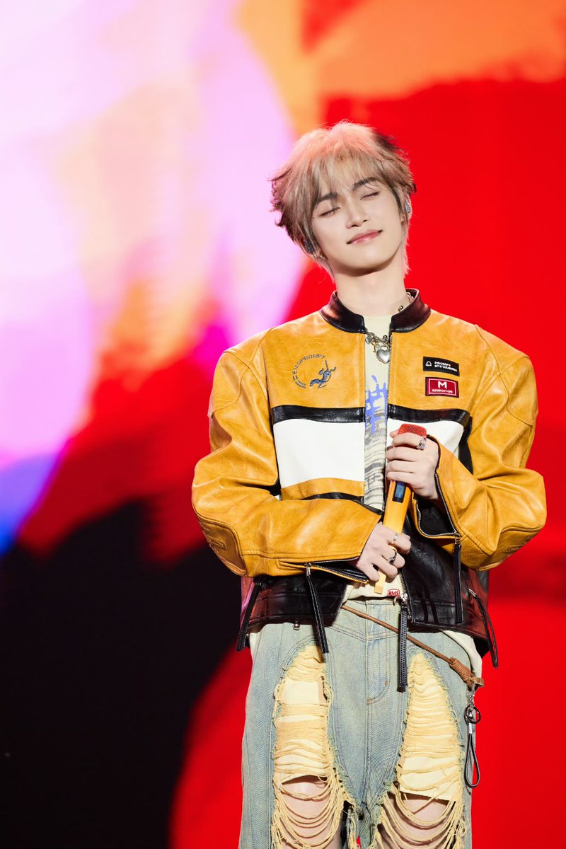 kiiramei's tweet photo. one year since we got siamese kitty hair🤍✨ this outfit truly broke the internet last year xD i really hope we can see an outfit like this again on his next concert tour😋

— #Ziyu #梓渝  ༘⋆✿ https://t.co/jE7YsqxZOf
