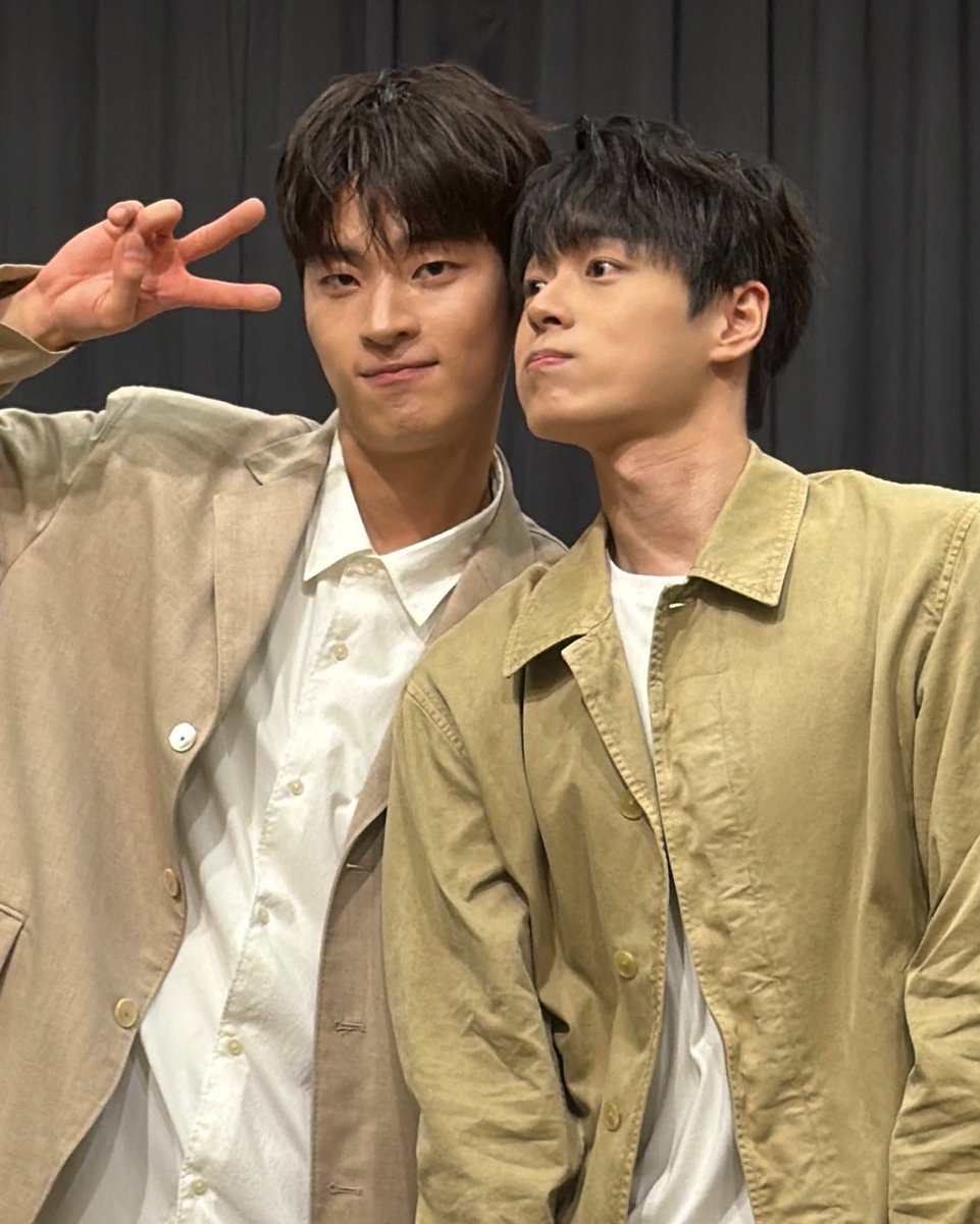 bemyluv___'s tweet photo. 그리고 예뽀니하게도 거사집 포스터 착장을 입고 오셨다고 하더라고요..,🙂‍↕️ 둘다 실물이 존잘이고 미남들 입체감 미쳤음 사진에 또 안담기네 https://t.co/vD0sijMNdM