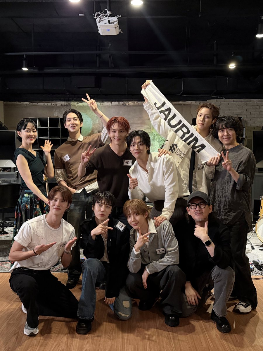 JaurimOfficial's tweet photo. 📸클럽곡소리 BEHIND PHOTO

EP.11 펜타곤🩵데뷔 10주년 빅프로젝트🎉10년 묵은 끈끈하고 씬나는 조롱 잔치 HBD🎂 [클럽곡소리] @CUBE_PTG

#자우림 #JAURIM
#자우림씨외2명 #클럽곡소리
#펜타곤 #PENTAGON https://t.co/mgvHjHfHws