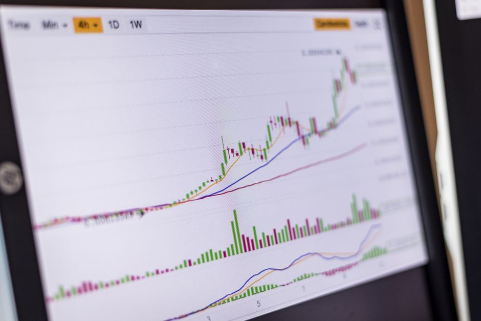 Andrea4vx2's tweet photo. Ever stared at a Bitcoin chart and felt like it's speaking a secret language? Those wicks and volume bars tell the real story. Learn to read the candles, not the noise. https://t.co/zbaGTtjU1C
