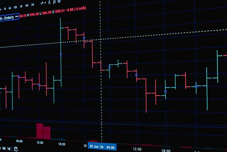 Andrea4vx2's tweet photo. Ever stared at a Bitcoin chart and felt like it's speaking a secret language? Those wicks and volume bars tell the real story. Learn to read the candles, not the noise. https://t.co/zbaGTtjU1C