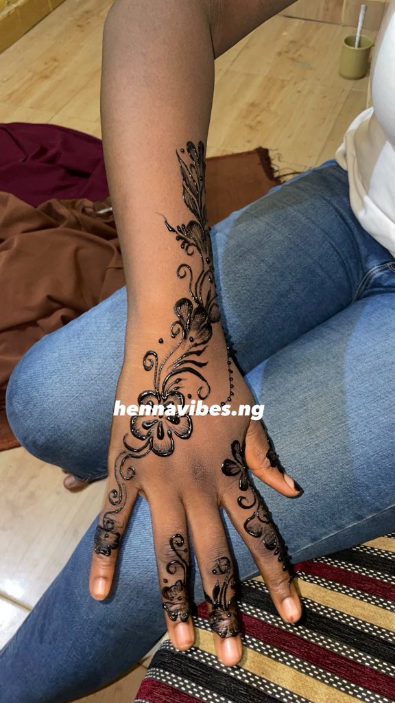 Miss_euphonious's tweet photo. It’s been a while here.
Hello , It’s your henna girl here✨ https://t.co/TPgldOAlzZ