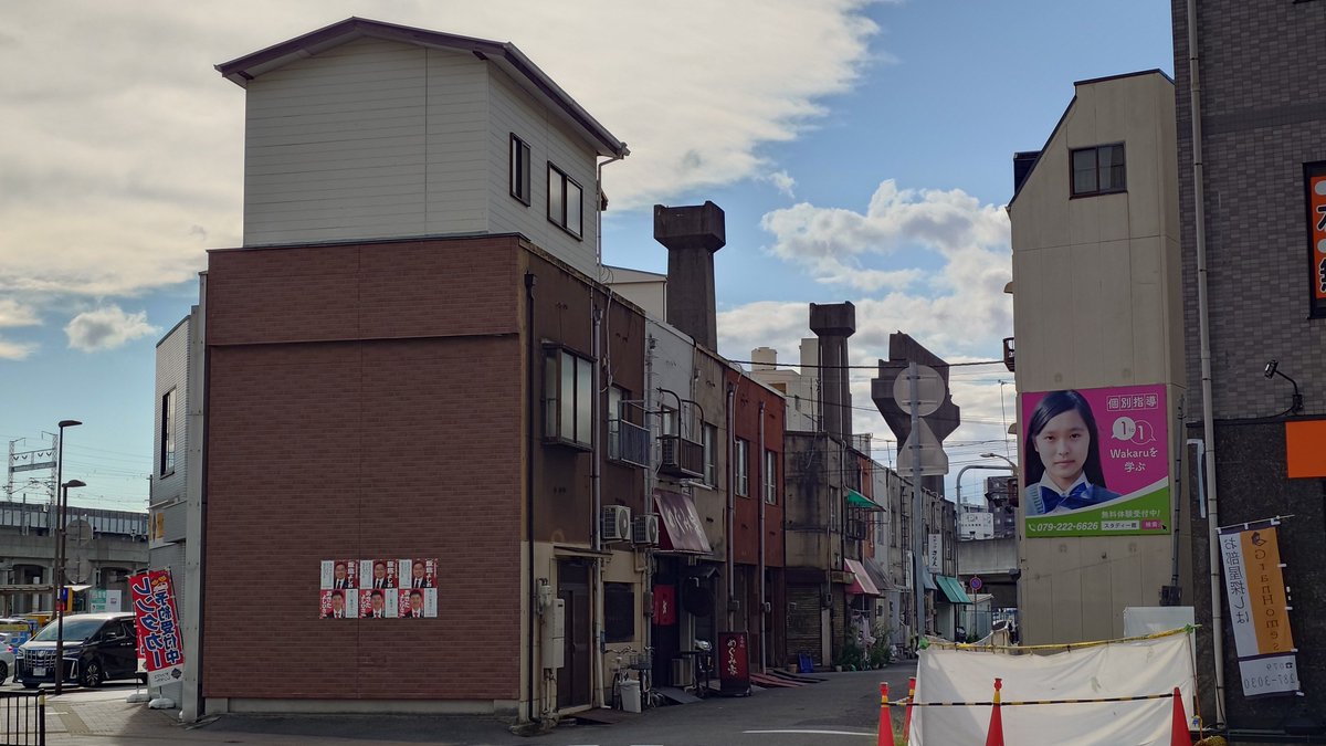 suzugamori2's tweet photo. 姫路で見たかった、これ、姫路モノレールの遺構。すごい、建物から橋脚が突き出てる！ https://t.co/df55NssaON