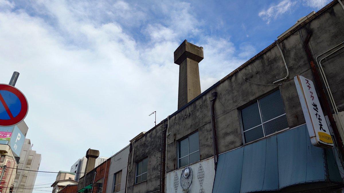 suzugamori2's tweet photo. 姫路で見たかった、これ、姫路モノレールの遺構。すごい、建物から橋脚が突き出てる！ https://t.co/df55NssaON