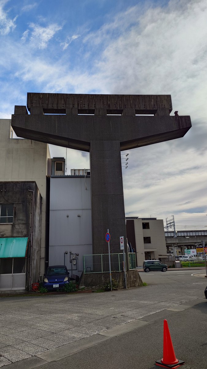 suzugamori2's tweet photo. 姫路で見たかった、これ、姫路モノレールの遺構。すごい、建物から橋脚が突き出てる！ https://t.co/df55NssaON