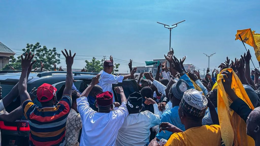 Sadeeq_Malo's tweet photo. Al’umar Unguwar Danladi Nasidi dake yankin Karamar Hukumar Kumbotso kenan yayinda suke mika gaisuwar jaddada goyan baya ga Mai girma Gwamna Abba Kabir Yusuf, akan hanyarsa ta zuwa wani guri.❤️✌️ https://t.co/c5oc4PwRNW