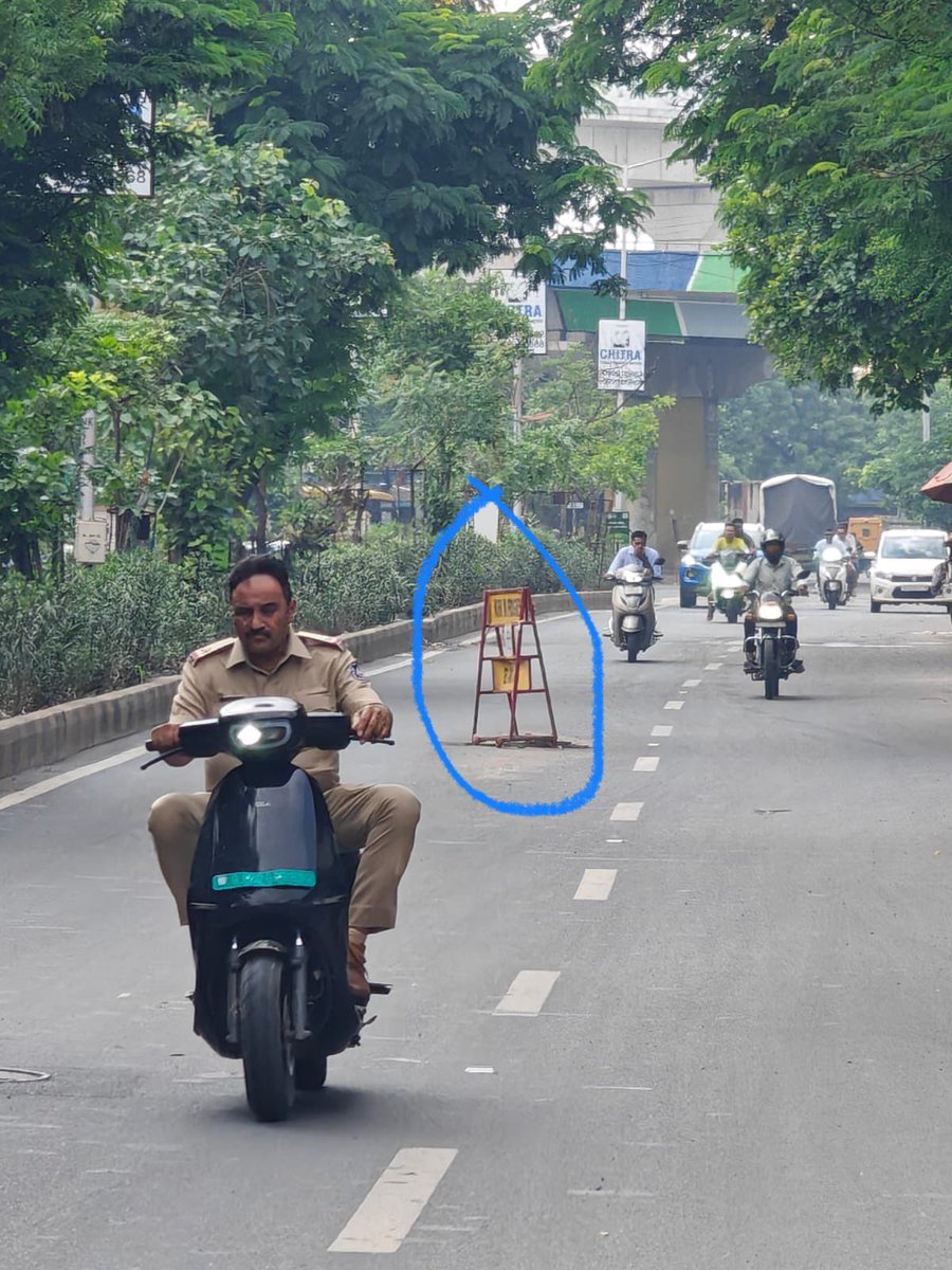 DARSHITJASANI03's tweet photo. A barricade has been placed dangerously on the road between Guruji Bridge and Jashodanagar Cross Road, without proper visibility, warning signs, or adequate lighting.

My car has already met with an accident after colliding with this barricade.

@AmdavadAMC 
@AhmedabadPolice https://t.co/nbgZ2WqiUw