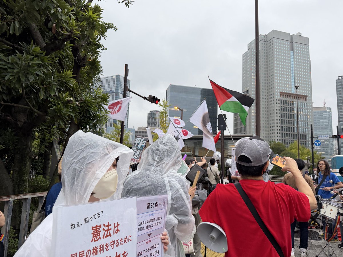 tanakaryusaku's tweet photo. 国会正門前と連動する官邸前の「高市辞めろデモ」ー

回を追うごとに参加者は増え、熱量とシュプレビコールの音量も上がる。

主の耳にはどのように響いているのだろうか。

＝17:20分頃、総理官邸前　撮影:田中龍作＝ https://t.co/fnF2hqWdCN