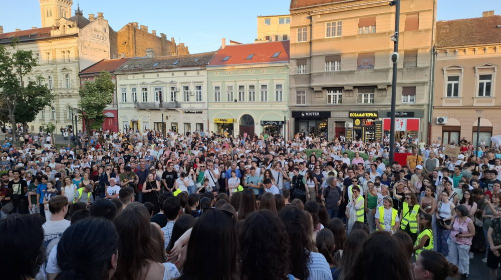 miodrag_bebic's tweet photo. Broj profesora Gimnazije "J.J.Zmaj" u NS koji su ostali bez posla ili su sami dali otkaz u poslednjih 13 meseci popeo se sada na 60.

Ovo je nezabeležen slučaj desetkovanja profesorskog kadra u nekoj školi.

"Oni koji nemaju u glavi vrlo često misle da su mudriji nego drugi". https://t.co/T5eRfd5Sm7