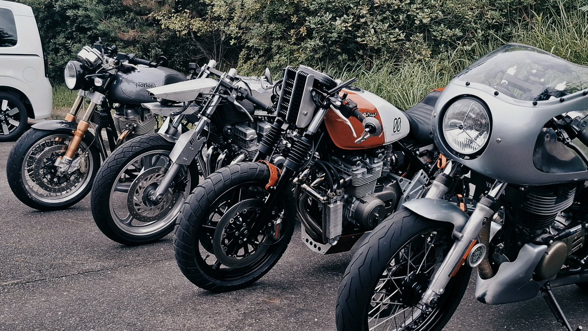 Joe91_Bike_life's tweet photo. 今日はお久しぶりなお二方とたくさんお話しできて楽しかったです！それにしてもこの並びはパンチが強い！✨👊😁✨ https://t.co/uY2KX96Ej1
