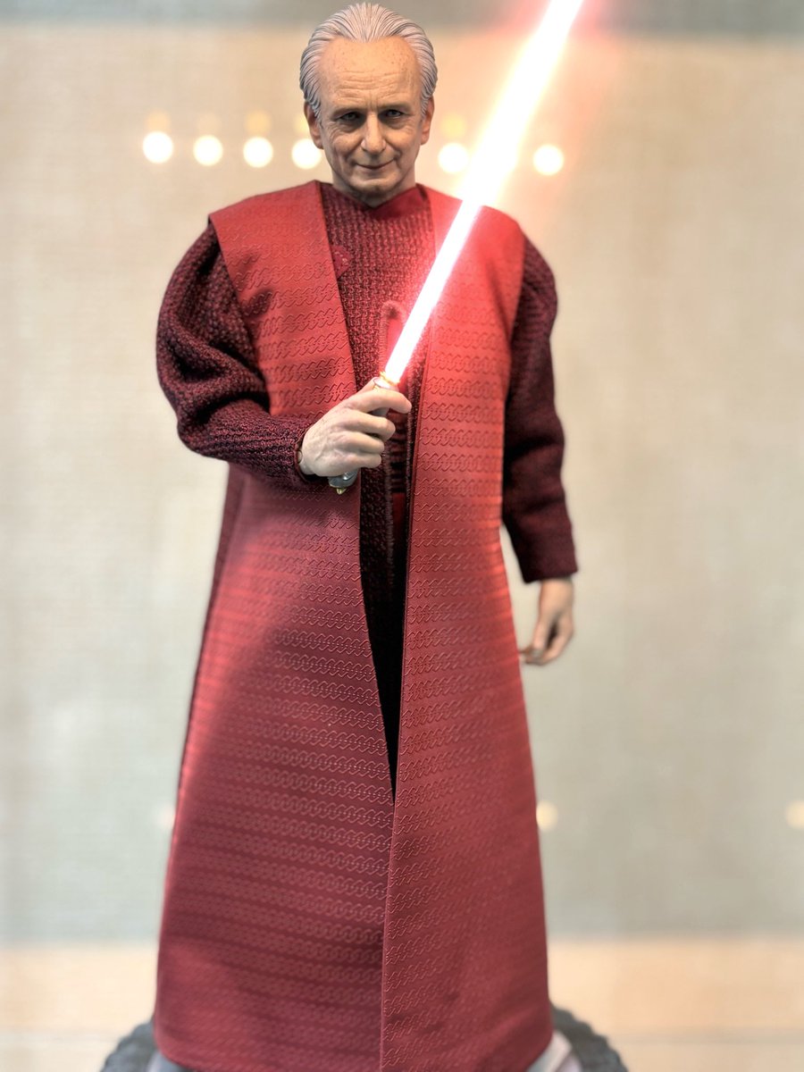 shokoraman's tweet photo. ホットトイズのパルパティーン。ダースシディアスverももちろん良いですが、こっちも良い！！
どっちで飾るか悩みますね、、。個体差なのかパルパの方のハンドパーツは緩めで、シディアスの方のハンドパーツの方がかっちり嵌まる感じでした。#ホットトイズ #hottoys #スターウォーズ https://t.co/o4yXjj3IzN