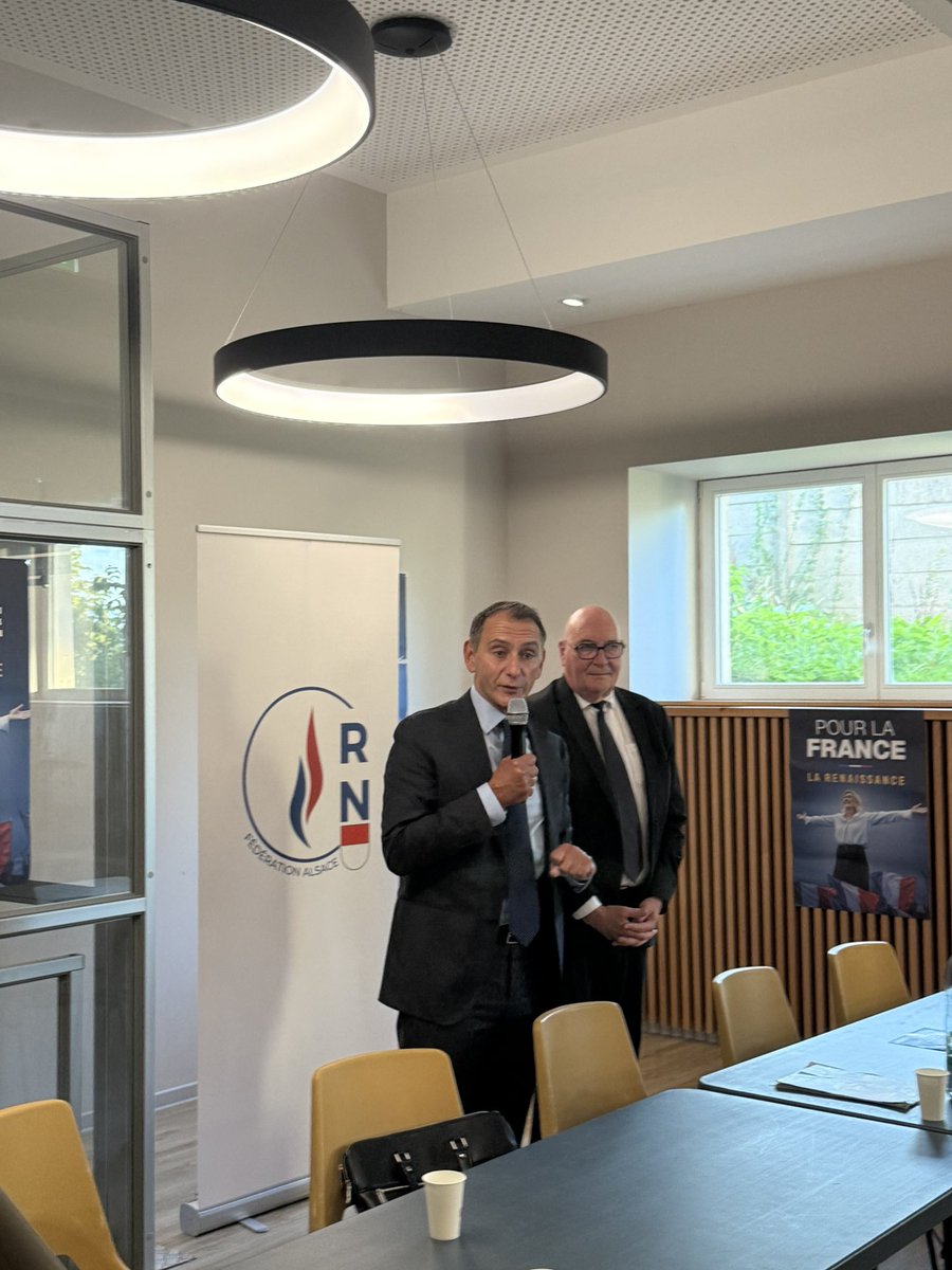 RNAlsace's tweet photo. 🇫🇷 Merci à @ljacobelli pour sa venue à #Mulhouse et pour ce moment d’échange avec les Alsaciens !

Merci à toutes et à tous pour votre présence et votre mobilisation ! 💪🏻🇫🇷

Et maintenant, cap vers la présidentielle ! 🇫🇷 https://t.co/qTCID90XZS