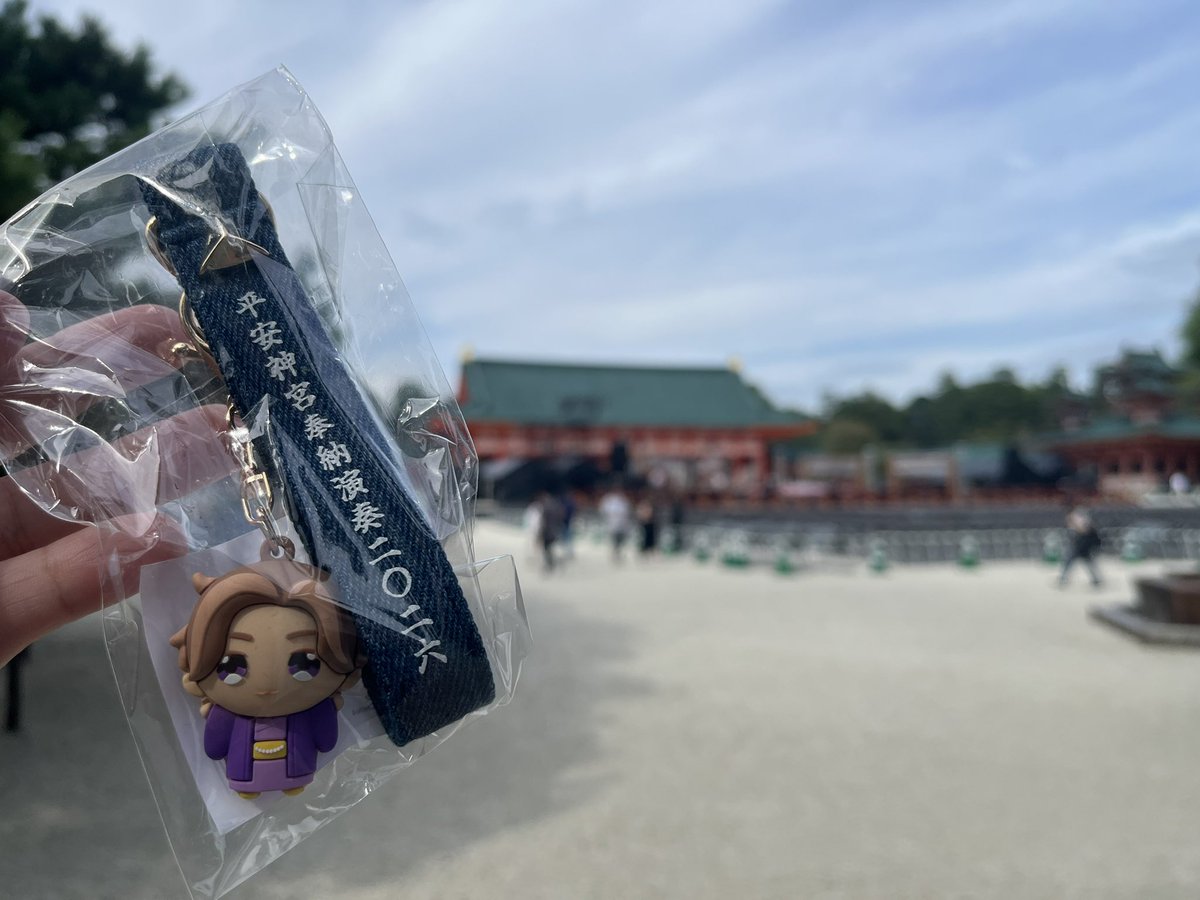 r_r_rancha's tweet photo. 偶然京まふ行ってたら剛くんの平安神宮に遭遇したので、キーホルダーだけ母の分と買いました♡
みなさまライブ楽しんで！

#京まふ
#堂本剛
#平安神宮 https://t.co/pTBSBoXXLl