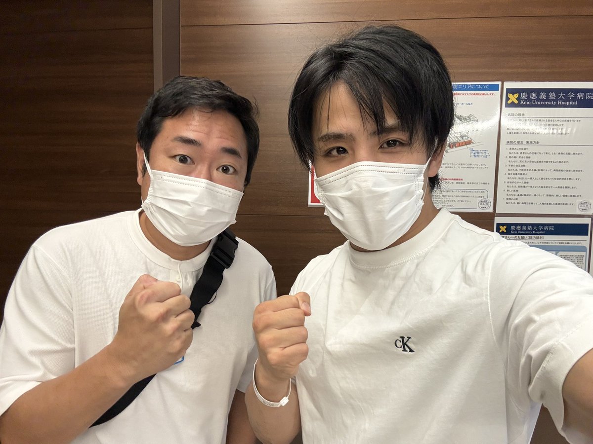 Takaki_Soya's tweet photo. 僕の恩人であるチャーリー柏木さん
お見舞いに来て下さいました！

修斗時代からお世話になっているカメラマンの長尾さんからパネルまでいただき
感謝の気持ちでいっぱいです

そして榊原さん😭

必ず闘いの場に戻ります🐦‍🔥 https://t.co/1f5jlFNMI0