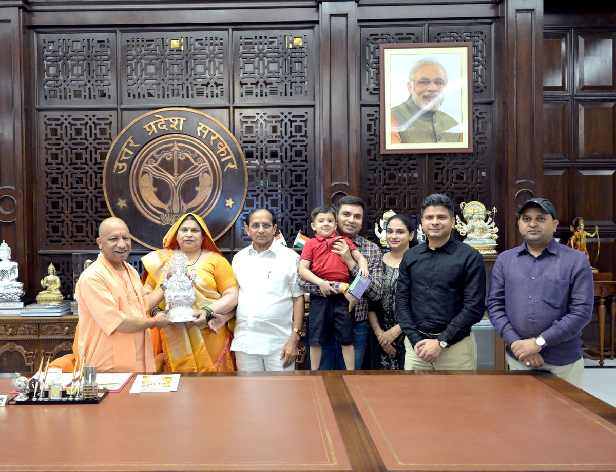 myogioffice's tweet photo. मुख्यमंत्री श्री @myogiadityanath जी महाराज से आज लखनऊ में जनपद सुलतानपुर के सदर विधान सभा क्षेत्र के माननीय विधायक श्री राजबाबू उपाध्याय जी ने सपरिवार शिष्टाचार भेंट की।

@Rajbabumla189 https://t.co/tgxImUZlxs