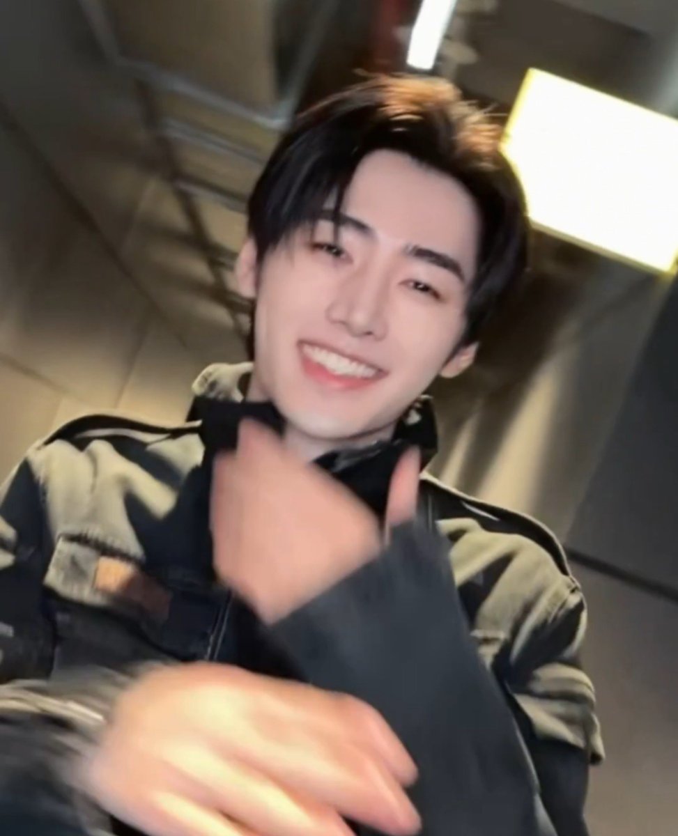 eclathoon's tweet photo. sunghoon is literally the jolliest person alive 😭 https://t.co/yLwgC1dJw0