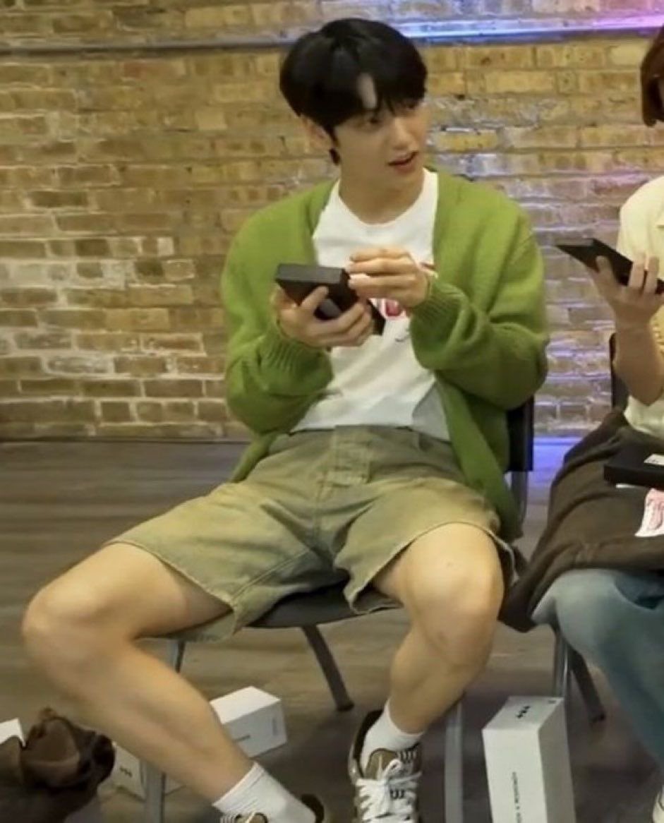 soobincrave's tweet photo. soobin needs to put an end to this. https://t.co/7FrJUOd5sy