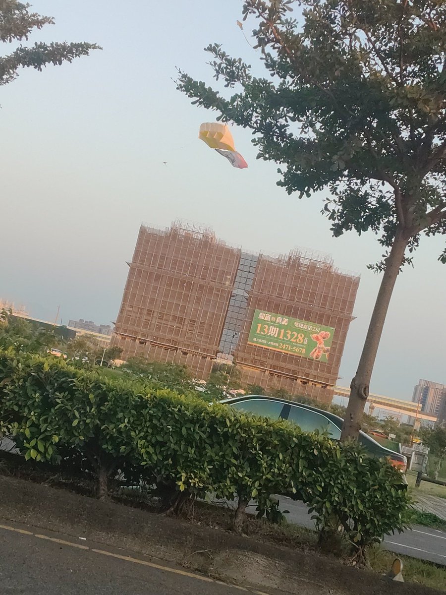 8aql71's tweet photo. 看到人家放風箏就會想到我的小時候好懷念我的童年小時候都希望快點長大但是長大���卻很想回到小時候無憂無慮的樣子多好啊 https://t.co/4zGRqFzgto