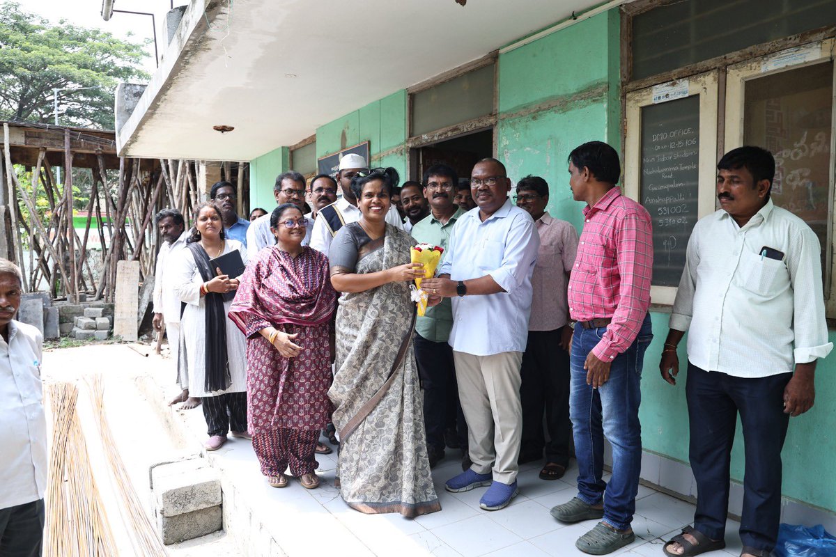 collector_akp's tweet photo. మలేరియా నియంత్రణకు LLIN దోమతెరల వినియోగంపై ప్రజలకు విస్తృత అవగాహన కల్పించాలని జిల్లా కలెక్టర్ విజయ కృష్ణన్ ఆదేశించారు. జ్వర కేసులకు తక్షణ పరీక్షలు, నిర్ధారణ అయిన వారికి సకాలంలో చికిత్స అందించాలని అధికారులకు సూచించారు.

#VijayKrishnan #Anakapalli #MalariaControl #LLIN #PublicHeal https://t.co/UjgNLDbew6