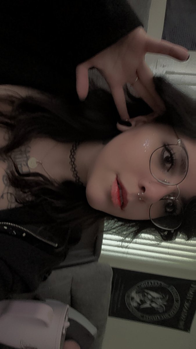 semperence's tweet photo. VTuber VS IRL. 🖤

Yuh. https://t.co/gjvRfCOLKr