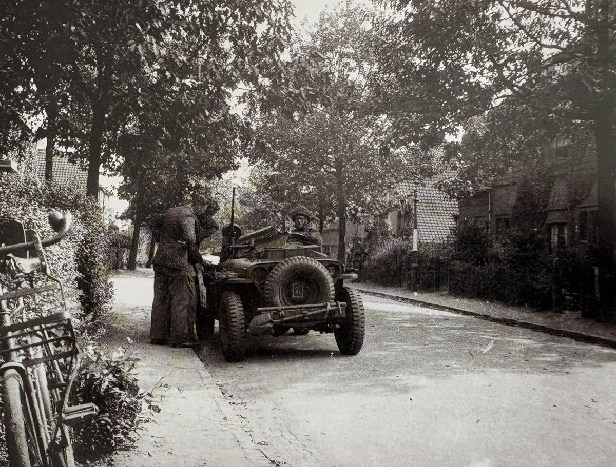 KJvanWijk's tweet photo. Toen &amp; nu #Oosterbeek 1944
#MarketGarden

Lance-sergeant Bill Bentall in zijn jeep in de Backerstraat. De jeep is uitgerust met een Vickers K-gun. https://t.co/YPT3IJ2qOK