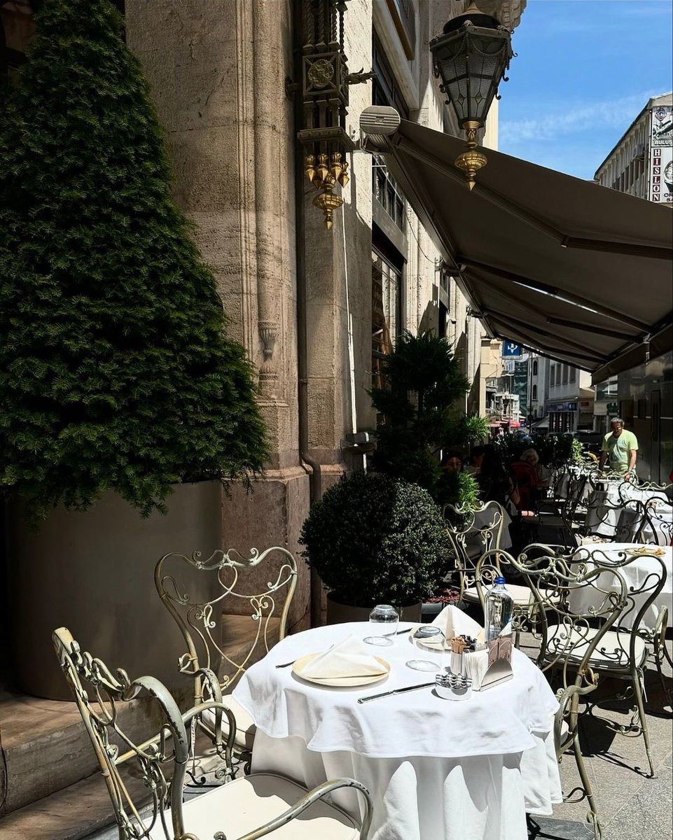 istanbulliste's tweet photo. Kendinizi Paris’te hissedeceğiniz Eminönü, Sirkeci Lokantası’nda yemek ye. https://t.co/AMbw4qU9mC