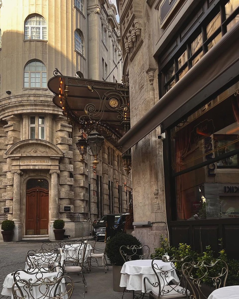 istanbulliste's tweet photo. Kendinizi Paris’te hissedeceğiniz Eminönü, Sirkeci Lokantası’nda yemek ye. https://t.co/AMbw4qU9mC
