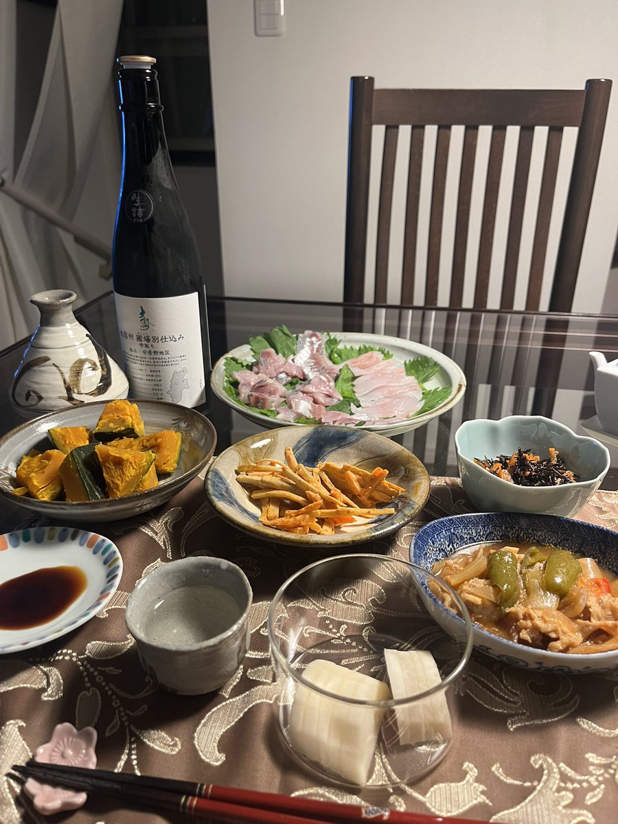 chieina's tweet photo. 雨ですね。インフルエンザ😷から復活したと言うのに雨でテニス出来ず。😭
元気になると容赦なくTesla擦ったこと責められる。猛省地獄。😭
今晩は大信州の圃場別仕込みとお刺身で宴会🥳。良いお休みを！🍀 https://t.co/aayWjie1Pw