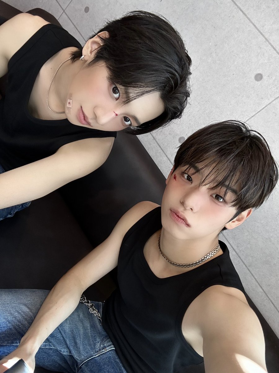 h__82_'s tweet photo. 양팔개씹크게번쩍들음 존나 세븐틴의 만세 하루 28시간 열창하면서 만세를 외침 팔 절대 안내려감 철봉에 손목 묶어놓음 겨드랑이에 모기물려도 긁기위해 팔 내리지 않음 수능시험장에서도 양팔높게 뻗어올리고 존나 끝까지 개 큰 만세를 드높게 쳐올림 https://t.co/Gi2PTTaRS6