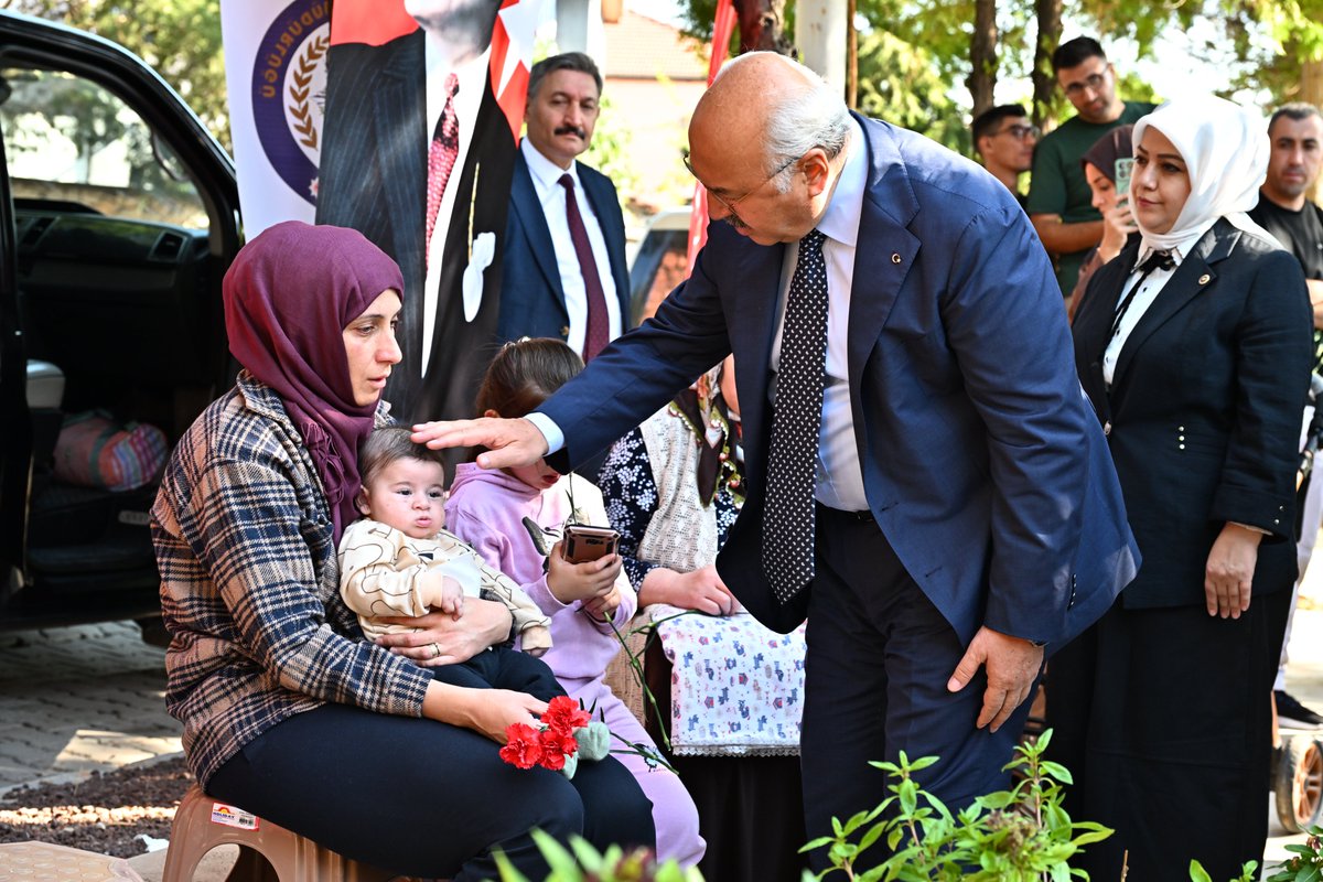 DenizliValiligi's tweet photo. 🇹🇷  Kahraman Gazilerimiz, kadim tarihimizin yaşayan abideleridir.

📌 Valimiz Sayın @yskosger, 19 Eylül Gaziler Günü programı kapsamında, il protokolü ile birlikte Denizli Asri Mezarlık Asker Şehitliği, Gaziler Kabristanlığı ve Polis Şehitliği’ni ziyaret etti.

📌 Aziz şehitlerimizi ve ebediyete irtihal etmiş kahraman gazilerimizi rahmet ve minnetle yâd ediyoruz.🇹🇷

@TC_icisleri