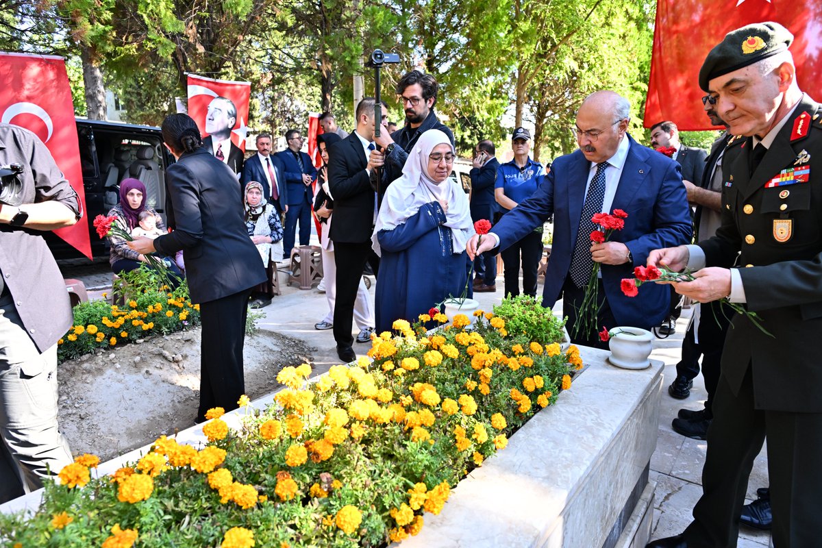 DenizliValiligi's tweet photo. 🇹🇷  Kahraman Gazilerimiz, kadim tarihimizin yaşayan abideleridir.

📌 Valimiz Sayın @yskosger, 19 Eylül Gaziler Günü programı kapsamında, il protokolü ile birlikte Denizli Asri Mezarlık Asker Şehitliği, Gaziler Kabristanlığı ve Polis Şehitliği’ni ziyaret etti.

📌 Aziz şehitlerimizi ve ebediyete irtihal etmiş kahraman gazilerimizi rahmet ve minnetle yâd ediyoruz.🇹🇷

@TC_icisleri