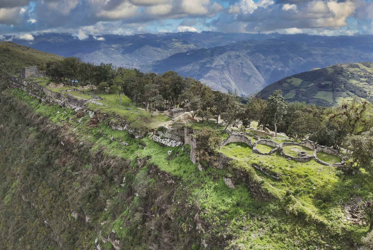 ivanfamil's tweet photo. En 1553, un cronista español describió en la selva peruana a un pueblo de tez clara y fortalezas sobre las nubes. Durante siglos se teorizó con vikingos o celtas perdidos, pero su ADN zanjó el misterio. Eran los legendarios chachapoyas. Tira del hilo 🧵👇🏽👇🏽👇🏽 https://t.co/7fgNaEqius