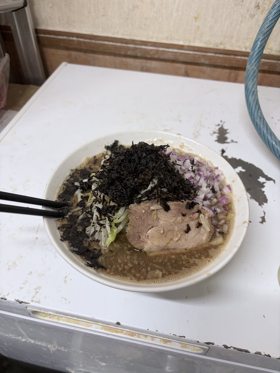 151butaboshi's tweet photo. 今日と昨日の賄い
昨日は冷やし中華A
今日は店長の試作限定です！
18歳ラストデー今日もバイト頑張ります https://t.co/vKIbcZ0yM2