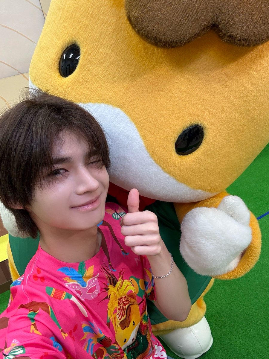 aoen_members's tweet photo. ぐんまちゃんとコラボさせていただきました！
小学生ぶりに再会できて嬉しかったです！
ぐんまちゃんありがとう😊
またコラボしようね🤍

@gunma_gunmachan #ぐんまちゃん
#aoen #アオエン #輝 #HIKARU https://t.co/5D0OREOoTG