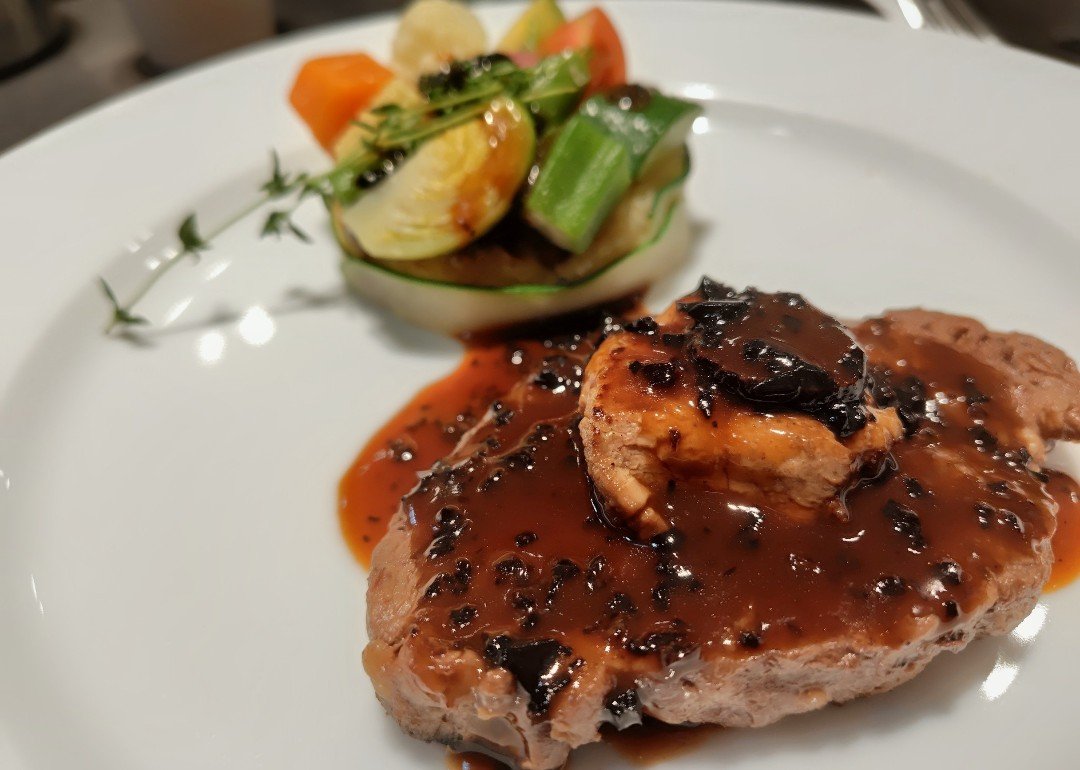 FgMu7's tweet photo. ランガ作「牛フィレ肉ロッシーニ風 ソース・ペリグー じゃが芋のガレット 彩り野菜を添えて」と「モンブラン」(*•̀ㅂ•́)و✧ガチ美味しかった https://t.co/7JPBp0UNap
