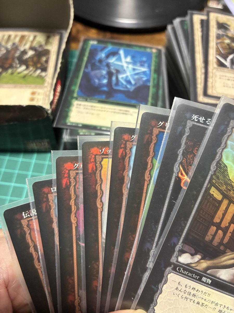dozelion's tweet photo. ベルセルクTCGがBOX丸々出てきたんだけどこれはVOL1にあったという角が丸いエラー品？？全部のカードがそうだから比較出来ない

#ベルセルク #berserk #ベルセルクtcg #berserktcg https://t.co/p5SSSTZJs7