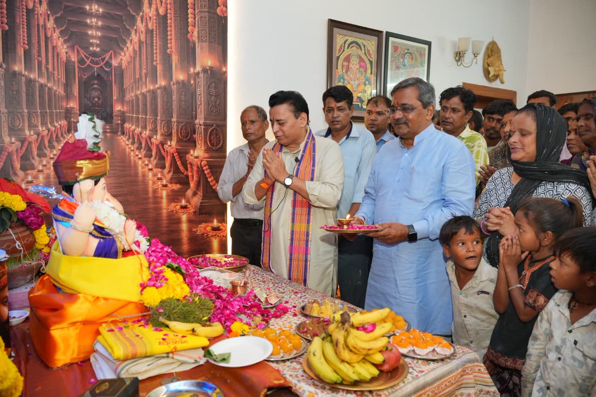 Sunil_Deodhar's tweet photo. अनायकैकनायकं विनाशितेभदैत्यकं।
नताशुभाशुनाशकं नमामि तं विनायकम्॥

मेरे आवास पर विराजमान समरसता गणेश की पावन आरती आज नगर के कर्मचारी बंधुओं एवं सफाईकर्मियों द्वारा श्रद्धापूर्वक सम्पन्न हुई।

इस अवसर पर मालवीय नगर विधायक श्री @upadhyaysbjp  जी भी समरसता गणेश के दर्शन हेतु पधारे। आरती के पश्चात कर्मचारी बंधुओं एवं बच्चों को भोजन प्रसाद वितरित किया।

#SamrastaGanesh