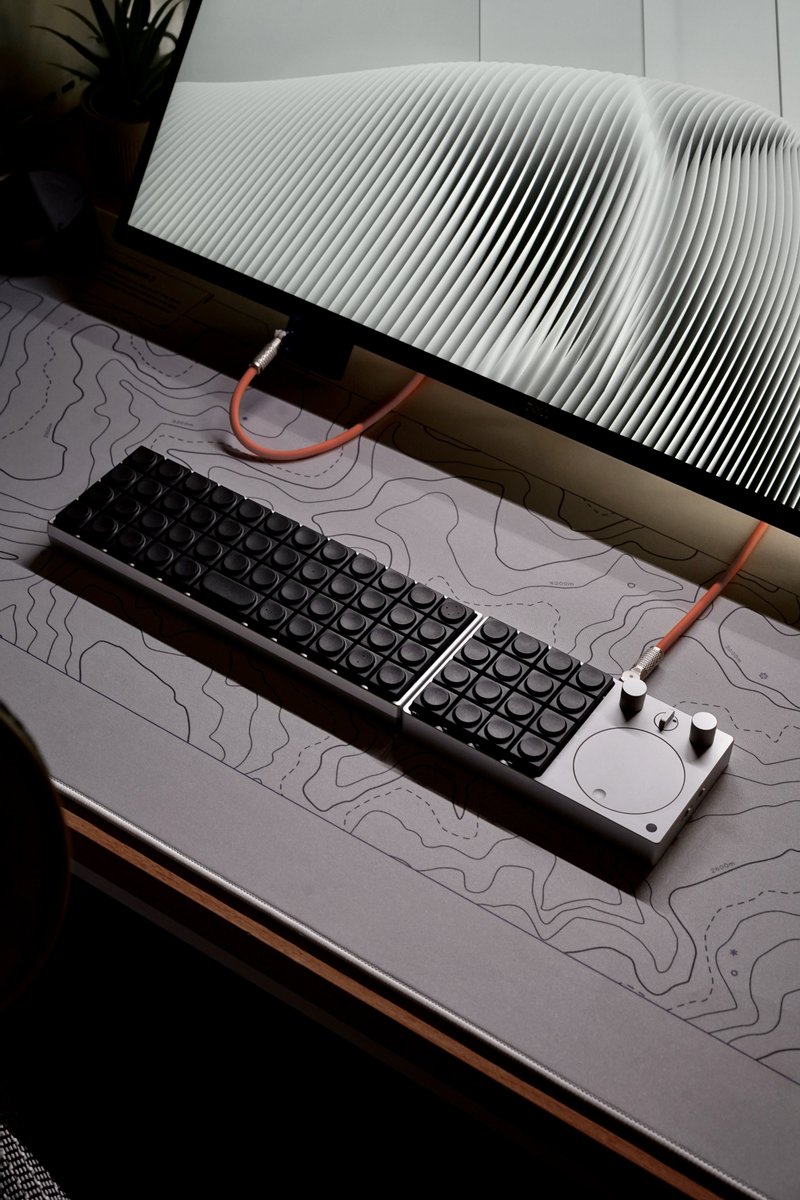 AnomaloG's tweet photo. #desksetup 
Chosfox Geonix Rev.2 × binepad BNK16 https://t.co/LnBOVgugt0