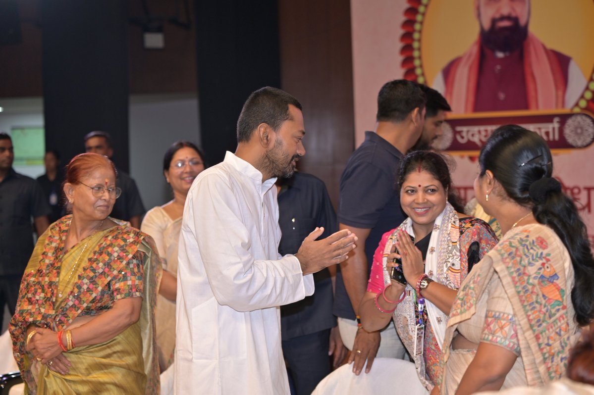 Nishantjdu81's tweet photo. आज पटना स्थित बापू सभागार में बिहार राज्य महिला आयोग के रजत जयंती समारोह में सम्मिलित हुआ।

आयोग ने अपने 25 वर्षों के सफर में महिलाओं के अधिकारों की रक्षा, उनकी समस्याओं के समाधान और उन्हें न्याय दिलाने की दिशा में महत्वपूर्ण भूमिका निभाई है। इस अवसर पर महिला सशक्तिकरण के संकल्प को और मजबूत करने तथा महिलाओं को सुरक्षित, सम्मानजनक और समान अवसर उपलब्ध कराने की दिशा में निरंतर प्रयास करने का संदेश दिया।

कार्यक्रम में बिहार के माननीय मुख्यमंत्री श्री @samrat4bjp जी, माननीय उपमुख्यमंत्री श्री @VijayKChy जी, बिहार सरकार में मंत्री श्री @Shrawon_Nalanda जी सहित अन्य गणमान्य लोग उपस्थित रहे।