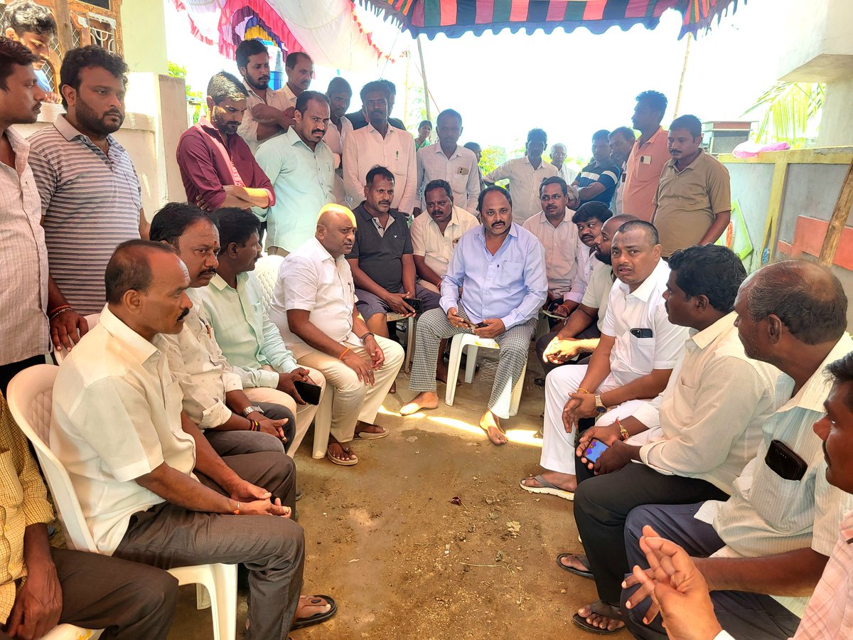 DharmareddyTRS's tweet photo. పరకాల మున్సిపాలిటీ సీతారాంపురంలో ఇటీవల మృతిచెందిన ఇండ్ల ఐలయ్య, రాగుల నీలమ్మ, గునిగంటి సుగుణ, దుంపేటి సారయ్య కుటుంబాలను పరార్శించడం జరిగింది.

#ChallaDharmaReddy #Parkal #BRS #Telangana #ParkalConstituency
@BRSparty https://t.co/WvX1WGsRAj