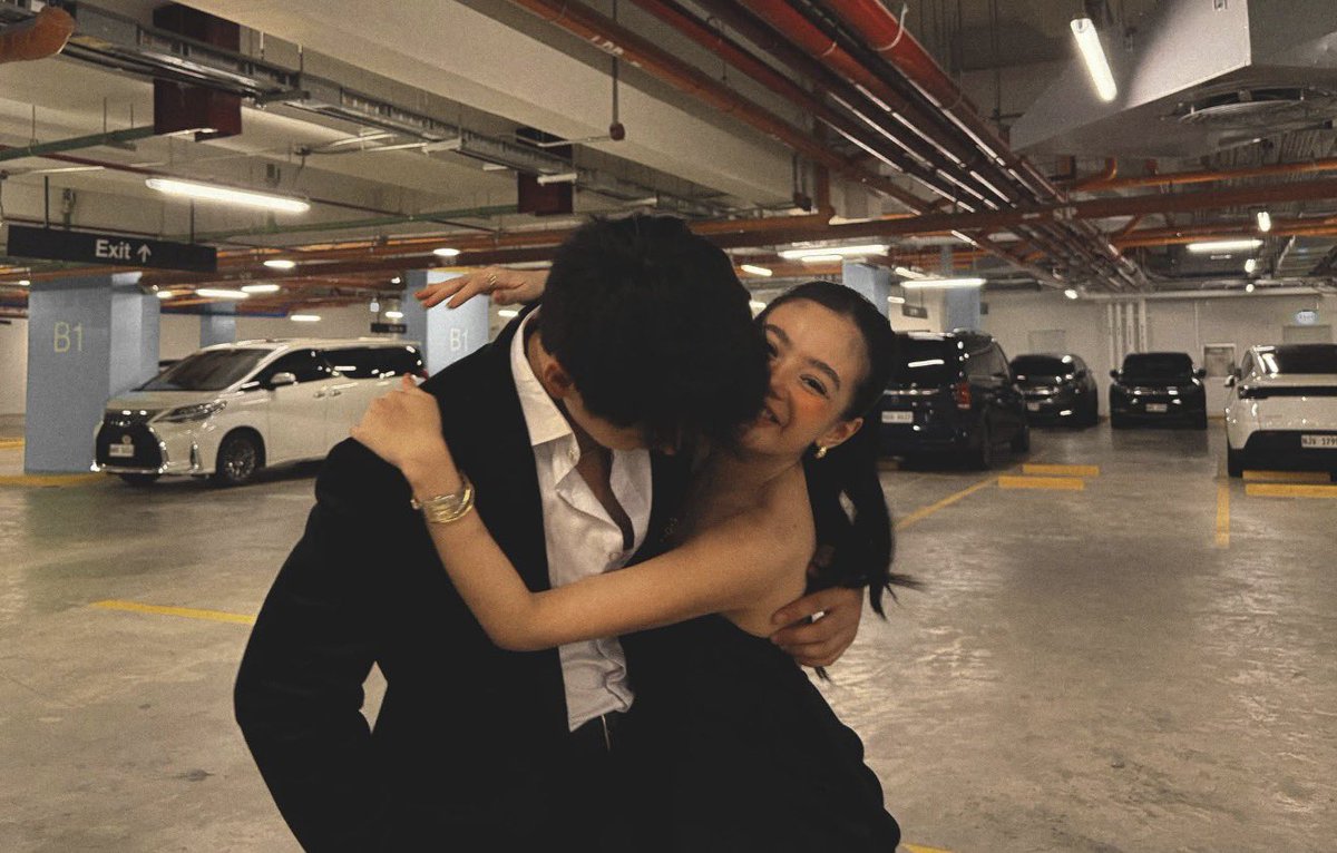 its_oskee's tweet photo. Dustin Yu showing Bianca de Vera that sometimes, love is in the little things. 🤍✨ The way he looks at her, stays close, and holds her hand—it’s giving “this is how you should be treated.” https://t.co/0Fm0rfdhPs